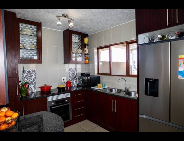 2 BEDROOM TOWNHOUSE FOR SALE IN WINCHESTER HILLS